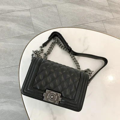 

Classic New Shoulder Bag Chains LE Bag Fashion Girls Casual Handbag Simple Leisure Personality Small Square Women Bag