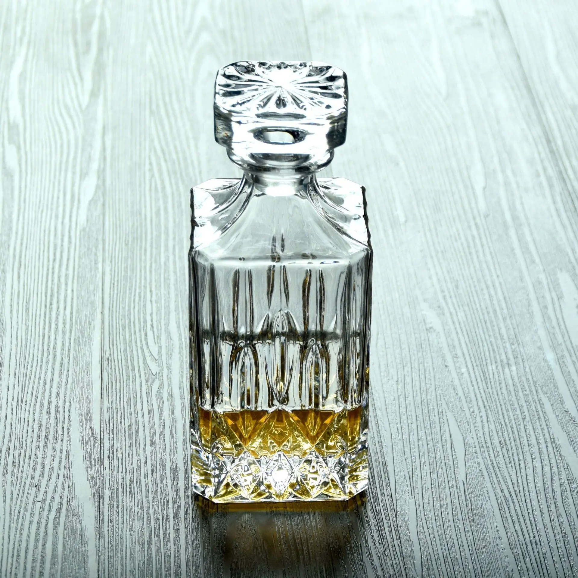 

luxury lead-free whiskey decanter set with 6 Pcs whiskey wine glass for Alcohol Bourbon Scotch 7 Pcs Set 200831-23