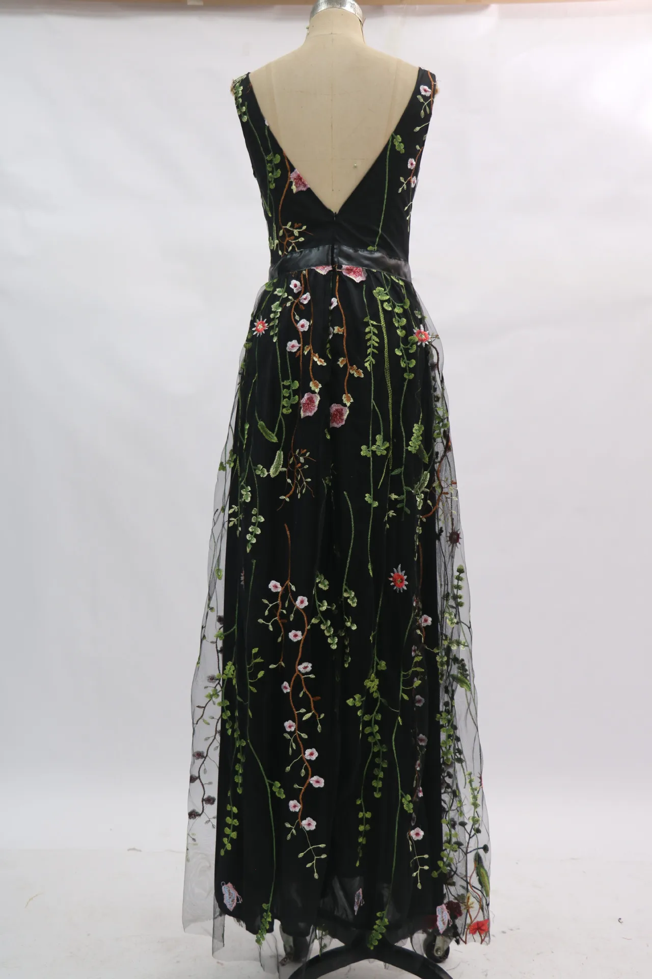 Сексуальное платье с глубоким v-образным вырезом и цветочной вышивкой черные