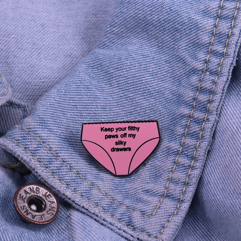 Держите свои грязные лапы от моих шелковистых ящиков эмалированная булавка