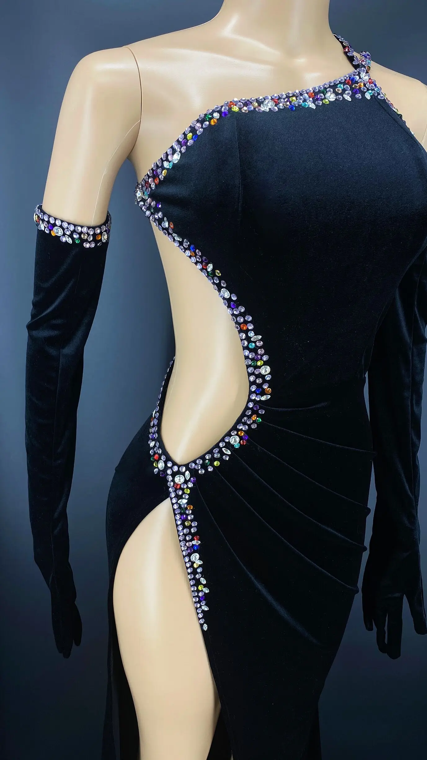 Черное длинное платье стразы с вырезами черные бархатные перчатки женские