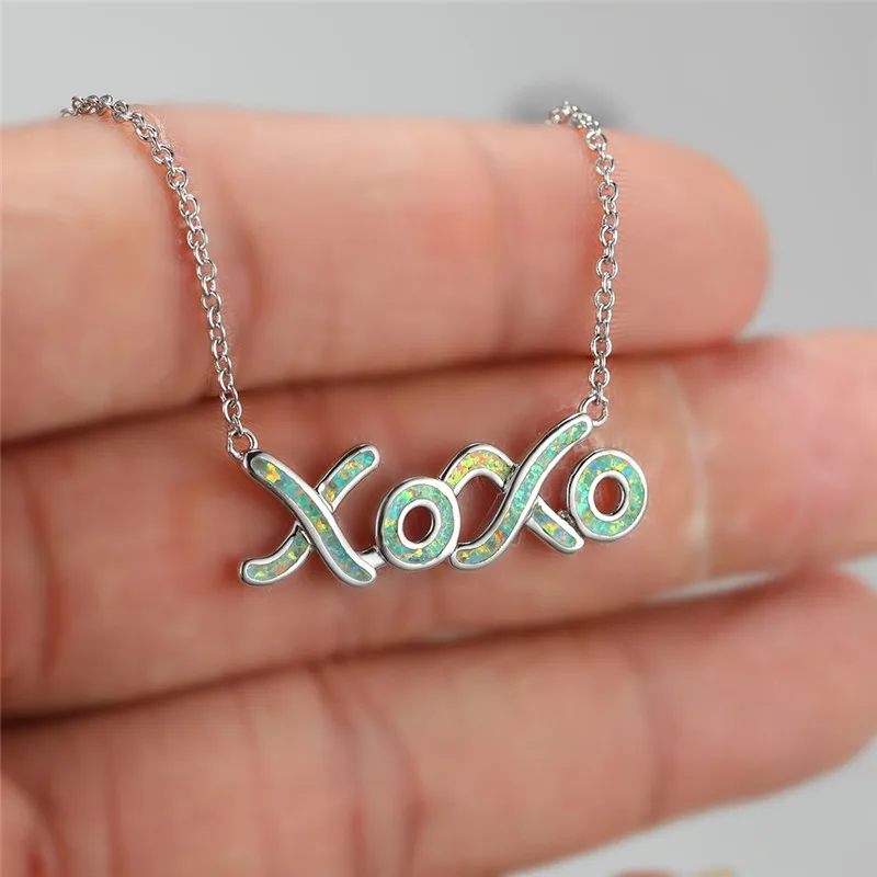 Ожерелье с кулоном в виде букв XOXO в стиле простой моды для женщин: нежное ожерелье с белым опалом на цепочке из розового золота и серебра.