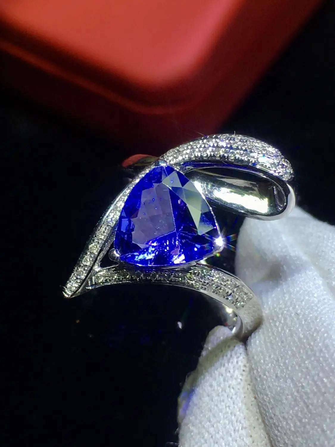 Женское кольцо с танзанитом обручальное бриллиантами 1 99карат из белого золота 18