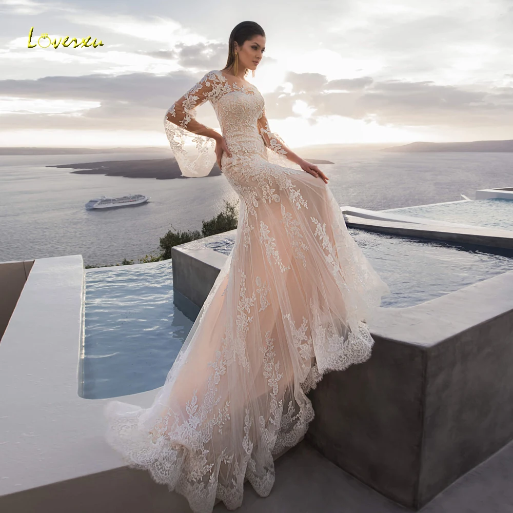 

Роскошные кружевные свадебные платья Loverxu с длинным расширяющимся книзу рукавом и юбкой годе 2023 с глубоким вырезом и аппликацией на пуговицах со шлейфом и юбкой-годе свадебное платье