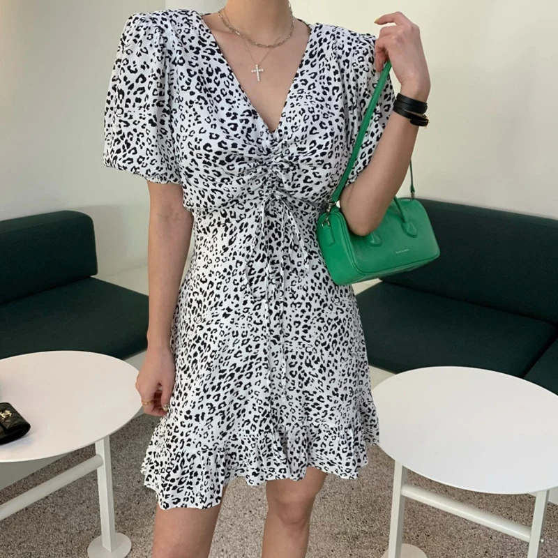 

Платье с V-образным вырезом, оборками и леопардовым принтом