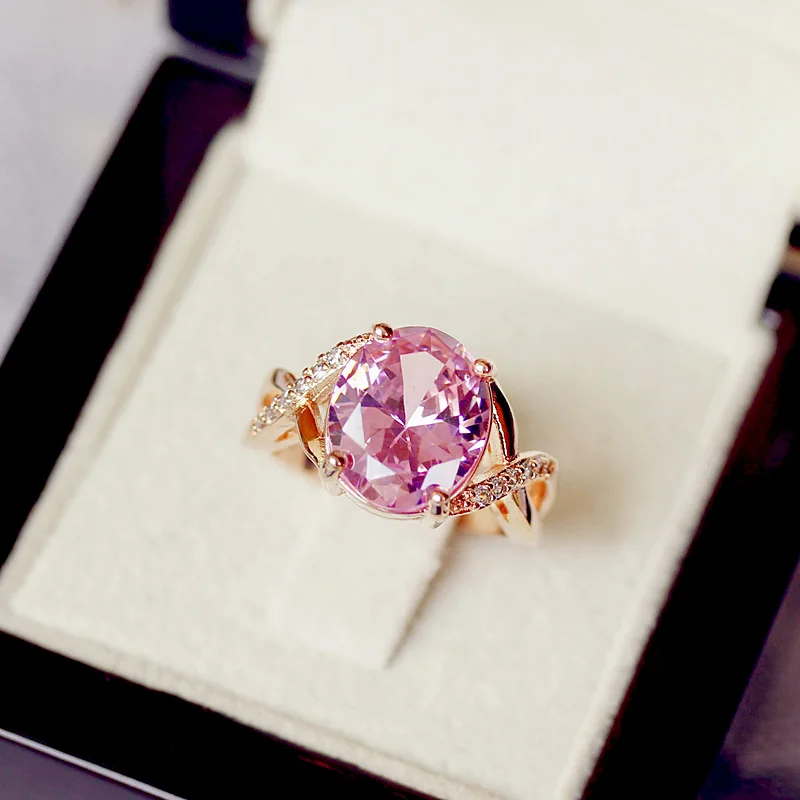 Роскошное женское кольцо из розового овального камня с кристаллами милое