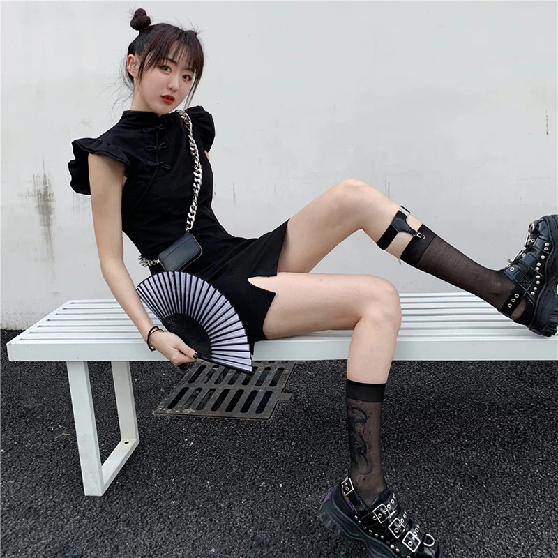 Летнее женское однотонное платье трапециевидной формы в готическом стиле без