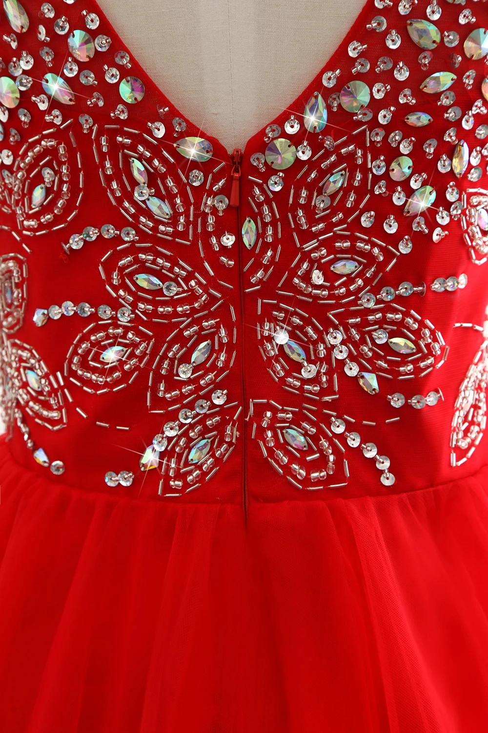 Женское короткое платье с блестками красное трапеция V образным вырезом и