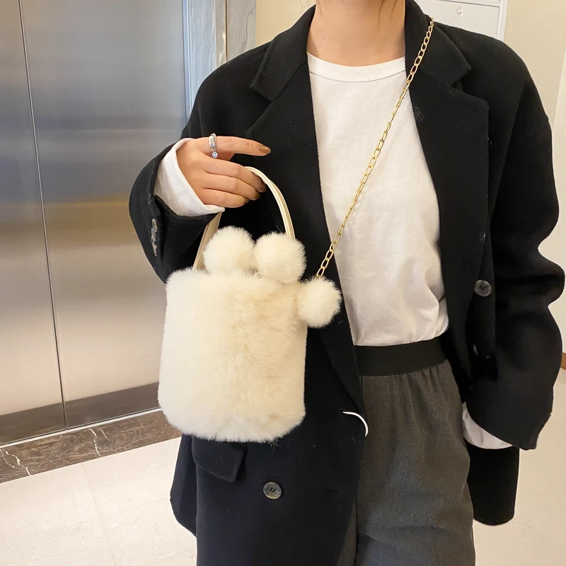 

Fluffy Bag Drawstring Plush Tote Bags Chains Bucket Bag Soft Furry Bags For Women 2021 Luxury Designer Handbag Fur Shoulder Bags