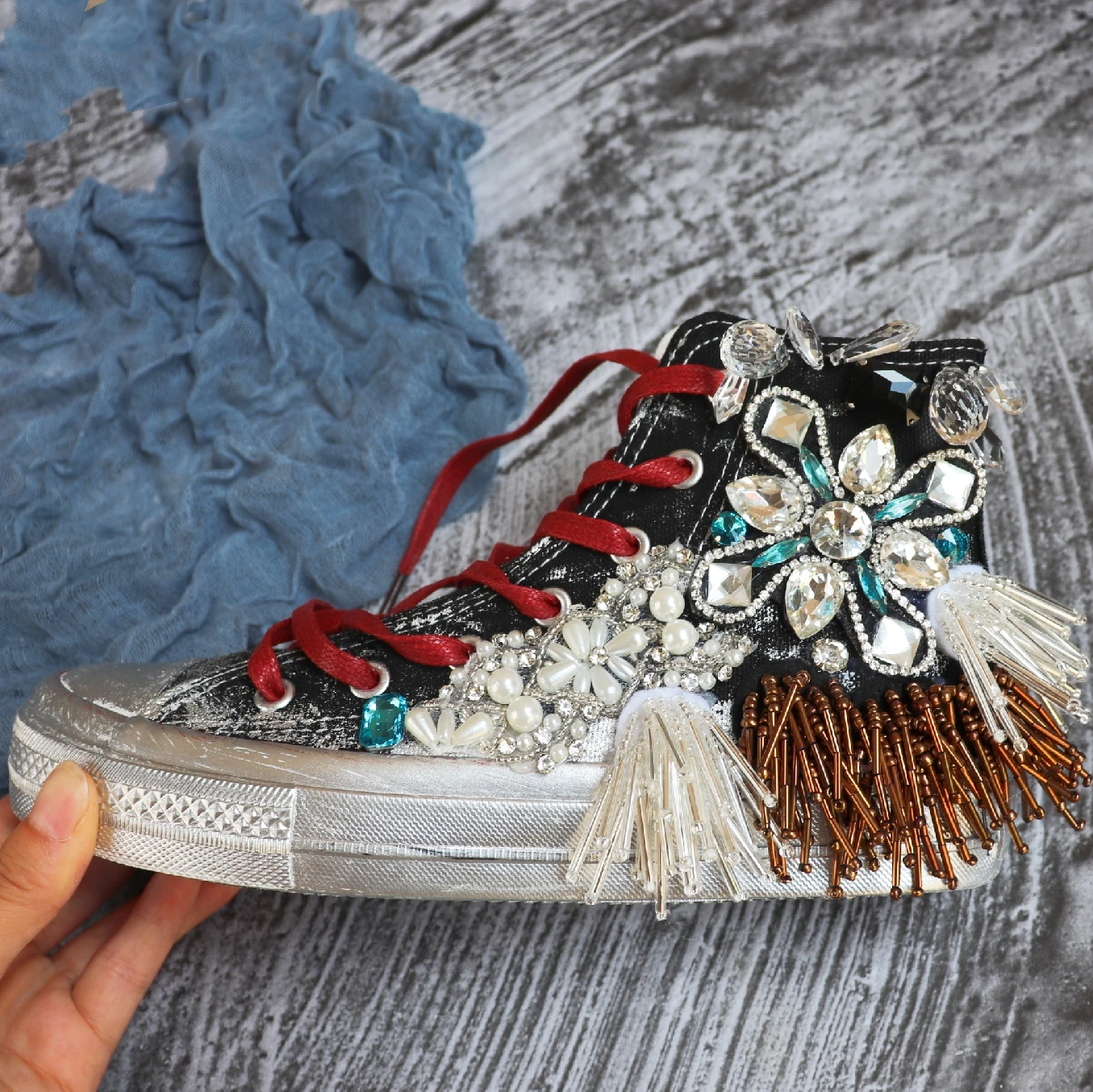 

Spring and autumn high help nail beaded water drill canvas shoes women do old street graffiti retro small dirty shoes.