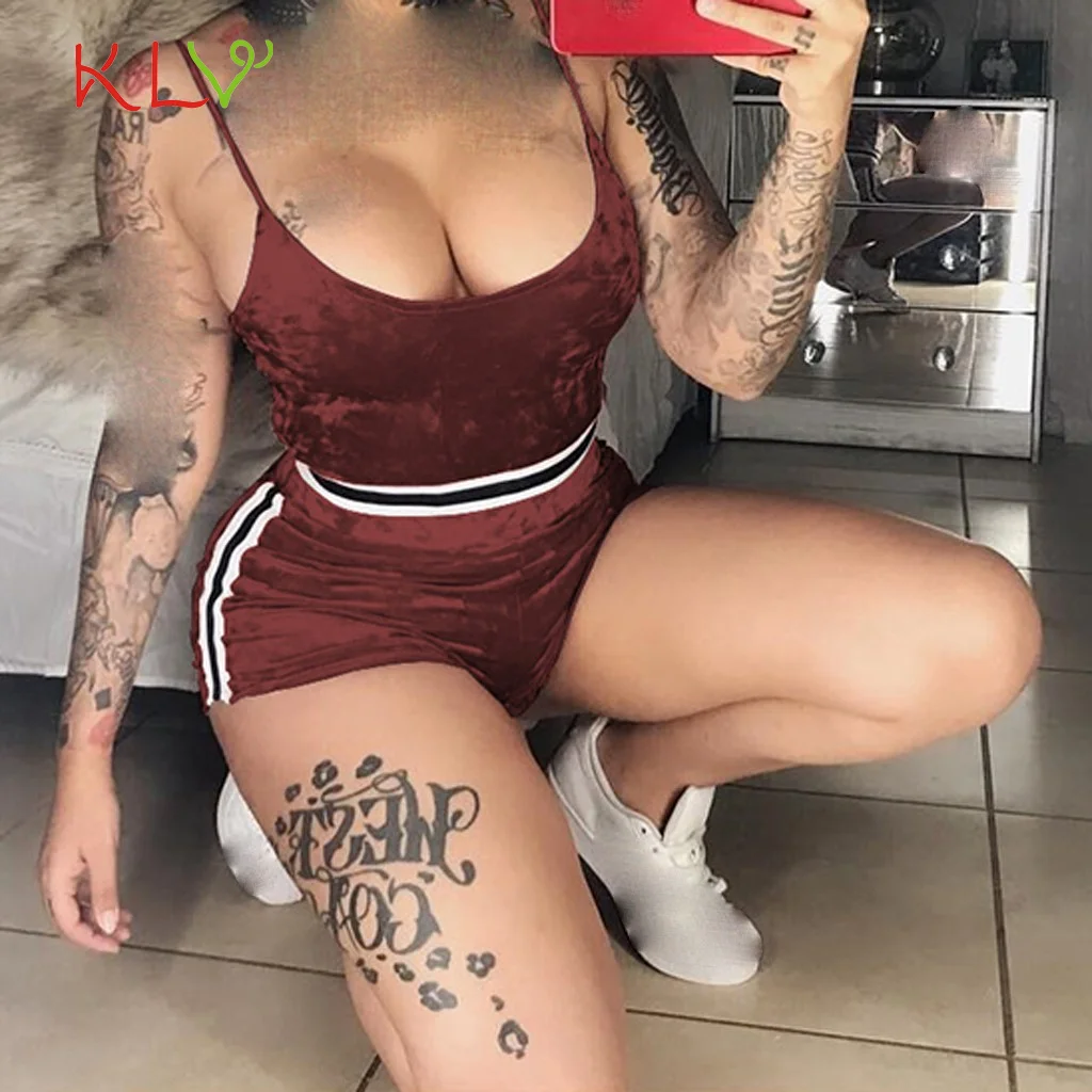 Женский Бархатный спортивный костюм облегающий из двух предметов укороченный