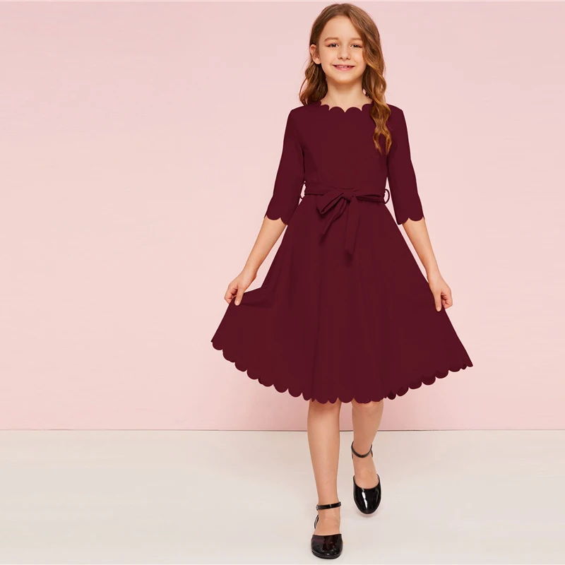 SHEIN Kiddie/однотонное праздничное платье с зубчатым подолом для девочек с поясом, г., летние детские платья с высокой талией, милое ТРАПЕЦИЕВИДНОЕ расклешенное платье до колена