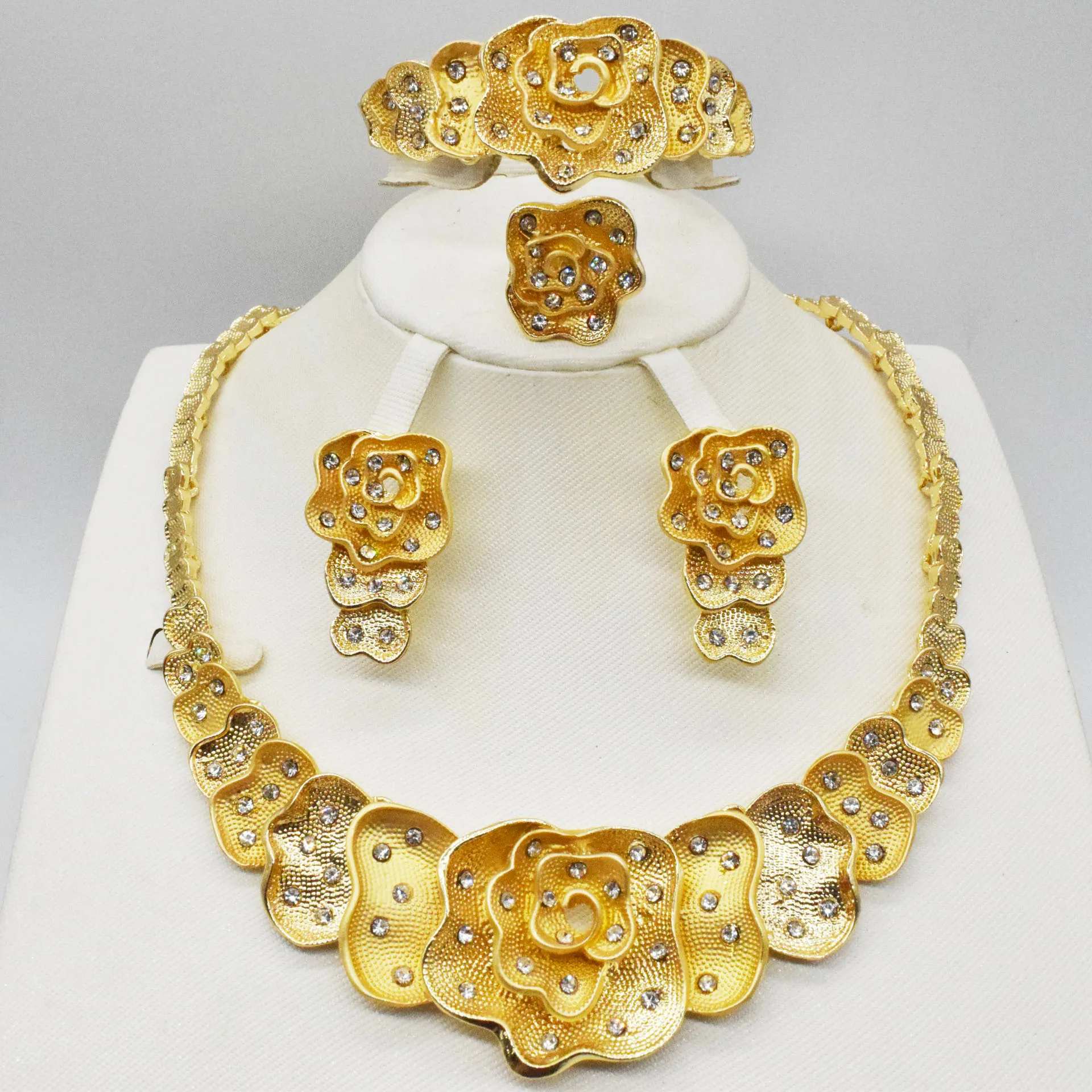 Комплект из колье и серёг золотистого цвета с африканскими бусинами | Украшения