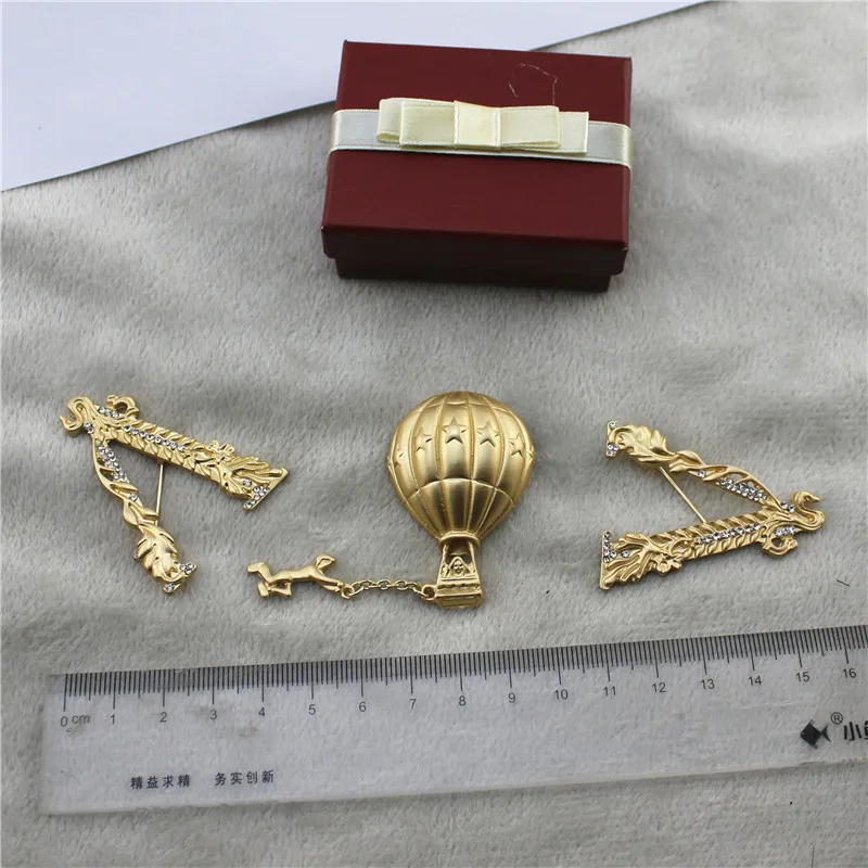 

Vintage Simple Hot Air Balloon Matted Alloy Human Figure Pendant Brooch Badge Letter V Brooch Pin For Women Men Party Jewelry