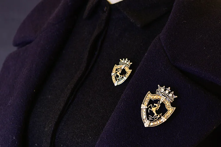 Крест Брош Новые Броши метросексуал значок лошади для пальто щит винтажный