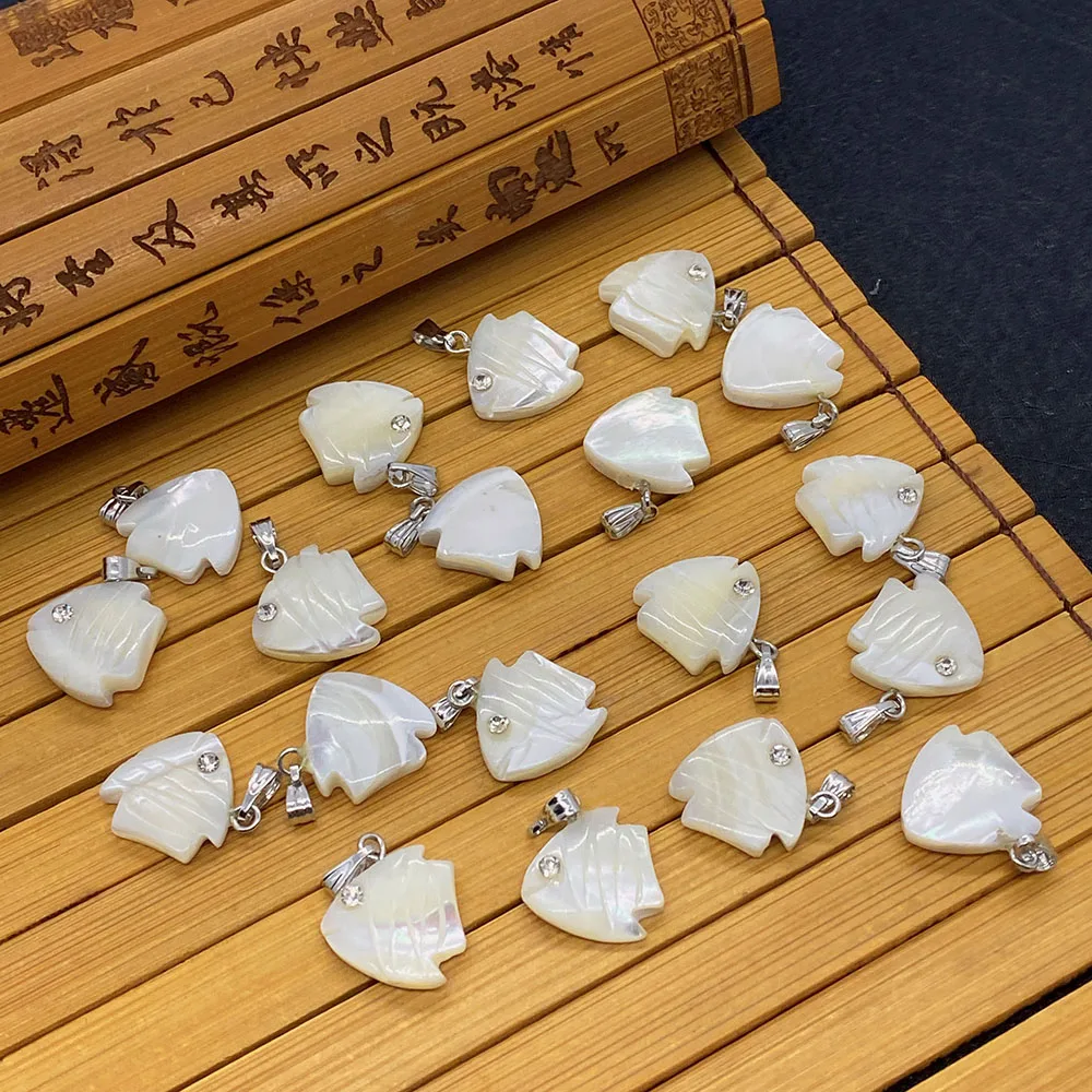 

5 Pieces of Natural Seashell Pendant White Tropical Fish Shape Carving Can Make Exquisite Necklace Holiday Gifts Wholesale