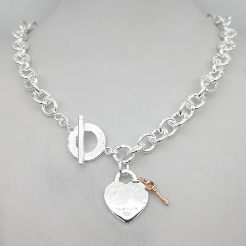 

Silver plated silver heart-shaped necklace classic card, ms rose gold key necklace jewelry, holiday gifts