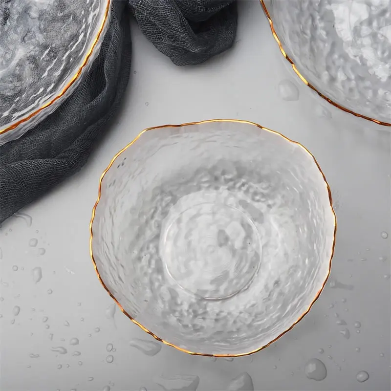 Стеклянная миска с неравномерными краями золотой инкрустацией чаши для