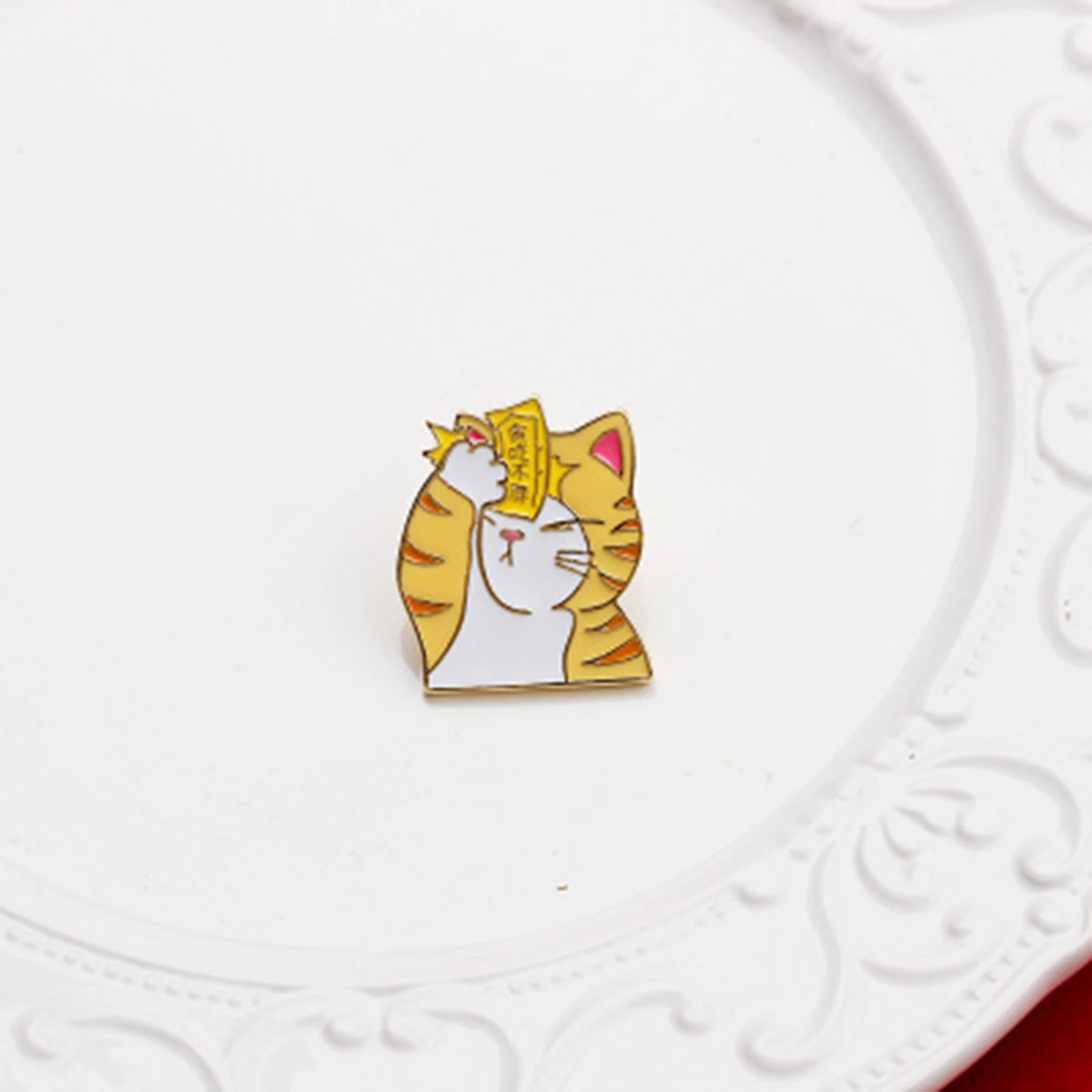 

8Seasons Fashion Cartoon Brooches Cat Cute Animal Enamel Women Girls Party Sweater Funny Winter Design Lapel Pins Badges Jewelry