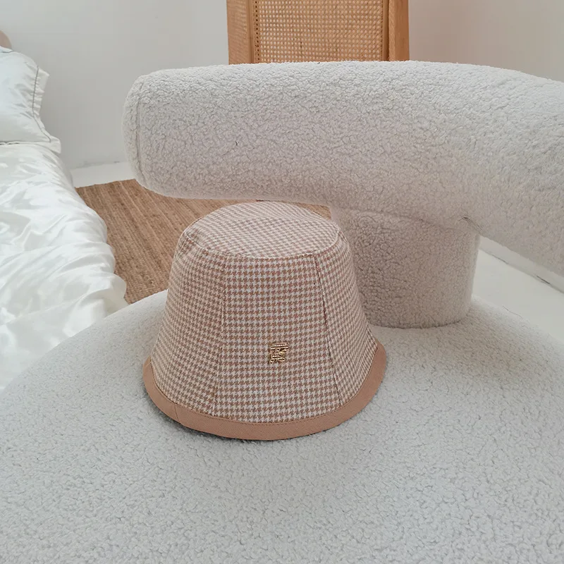 

Новинка осенне-зимняя плотная мягкая хлопковая шапка Partysu в Корейском стиле художественная клетчатая металлическая декоративная Буква R ро...