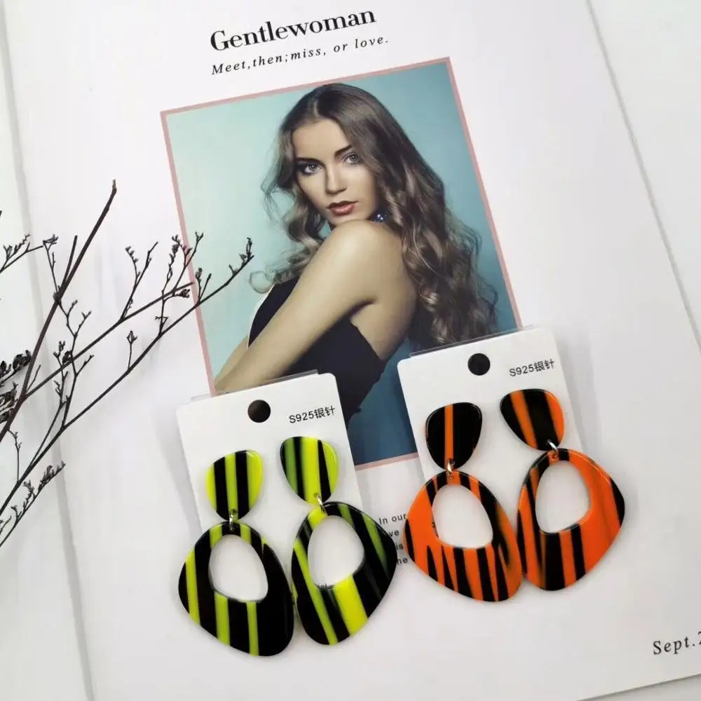 Женские акриловые серьги-подвески в полоску большие полимерные Серьги разных