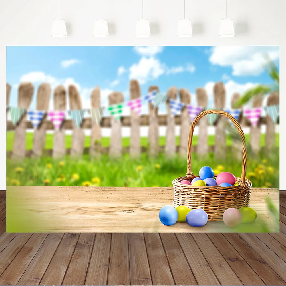 Пасхальные красочные яйца фон Весна сад забор фотографии фоны голубое небо белые