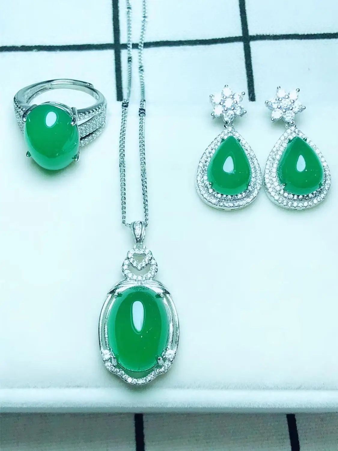 Набор из трех предметов серебра 925 пробы с натуральным изумрудом | Украшения и