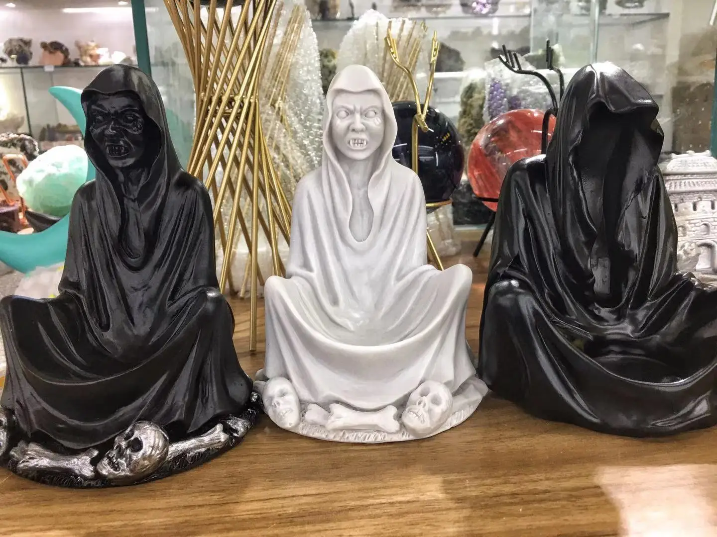 

High quality crystal ball base wizard sculpture synthetic resin crafts home decor decorative sample room