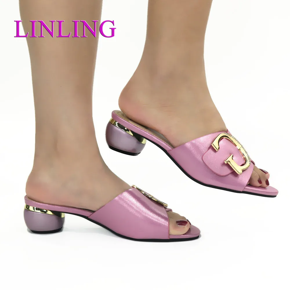 

Комплект из итальянских женских свадебные тапочки, украшенные стразы женские туфли-лодочки; Женские туфли-лодочки обувь для женщин; Сандал...