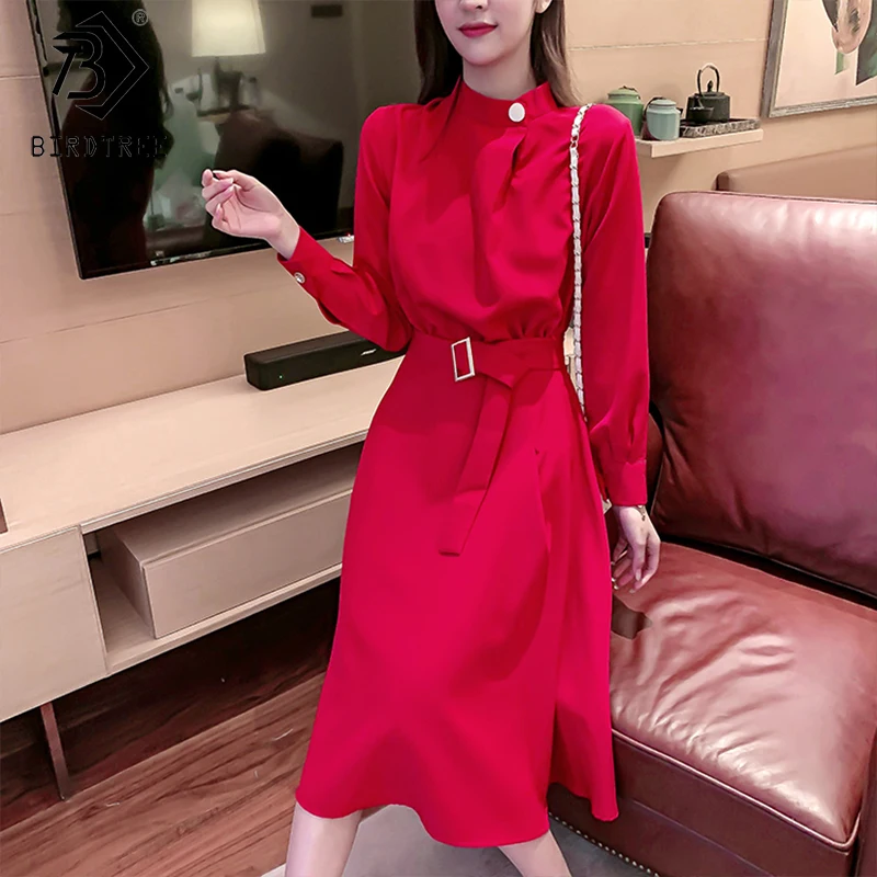 Женское однотонное винтажное платье с поясом облегающее средней длины на одной