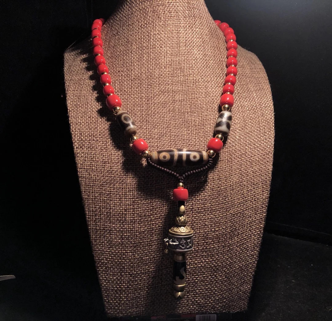 

Оптовая продажа, ожерелье с подвеской, тигровый зуб, небеса и земли, крючок для денег с тремя глазами, бусины дзи, старый предмет, подарок на д...