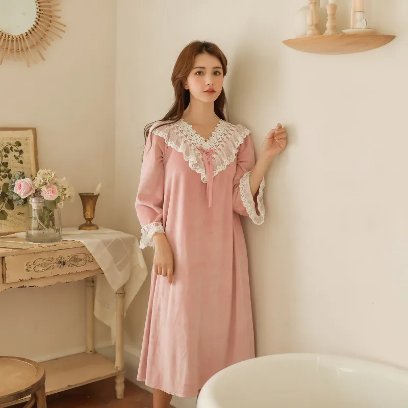 Deep Pink Зимние толстые бархатные женские длинные пижамы с длинным рукавом белые кружевные винтажные длинные ночные рубашки принцессы с v-образным вырезом - Color: Deep Pink