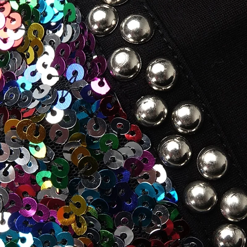 Мини-платье с блестками и заклепками длинным рукавом стоячим воротником для