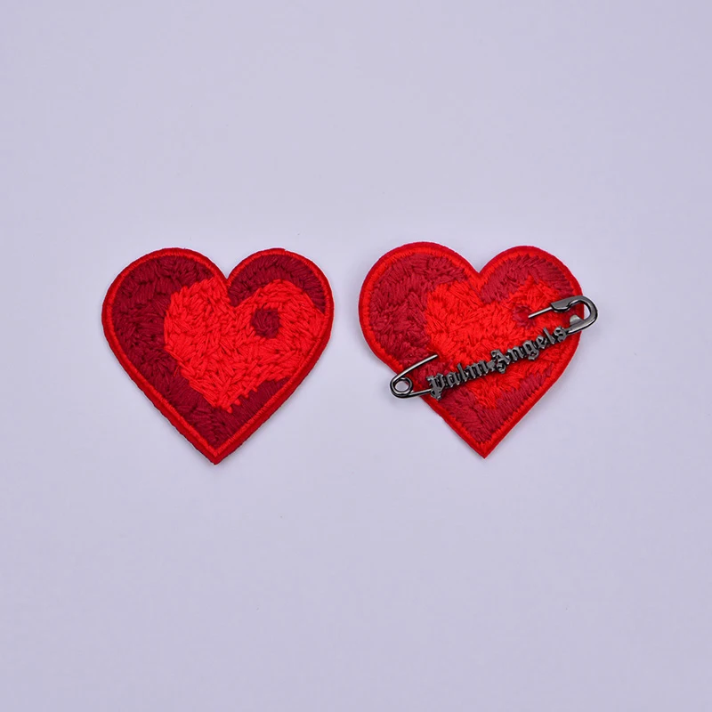 Фотообои маленького размера с вышивкой в виде любящего сердца|Заплатки| |