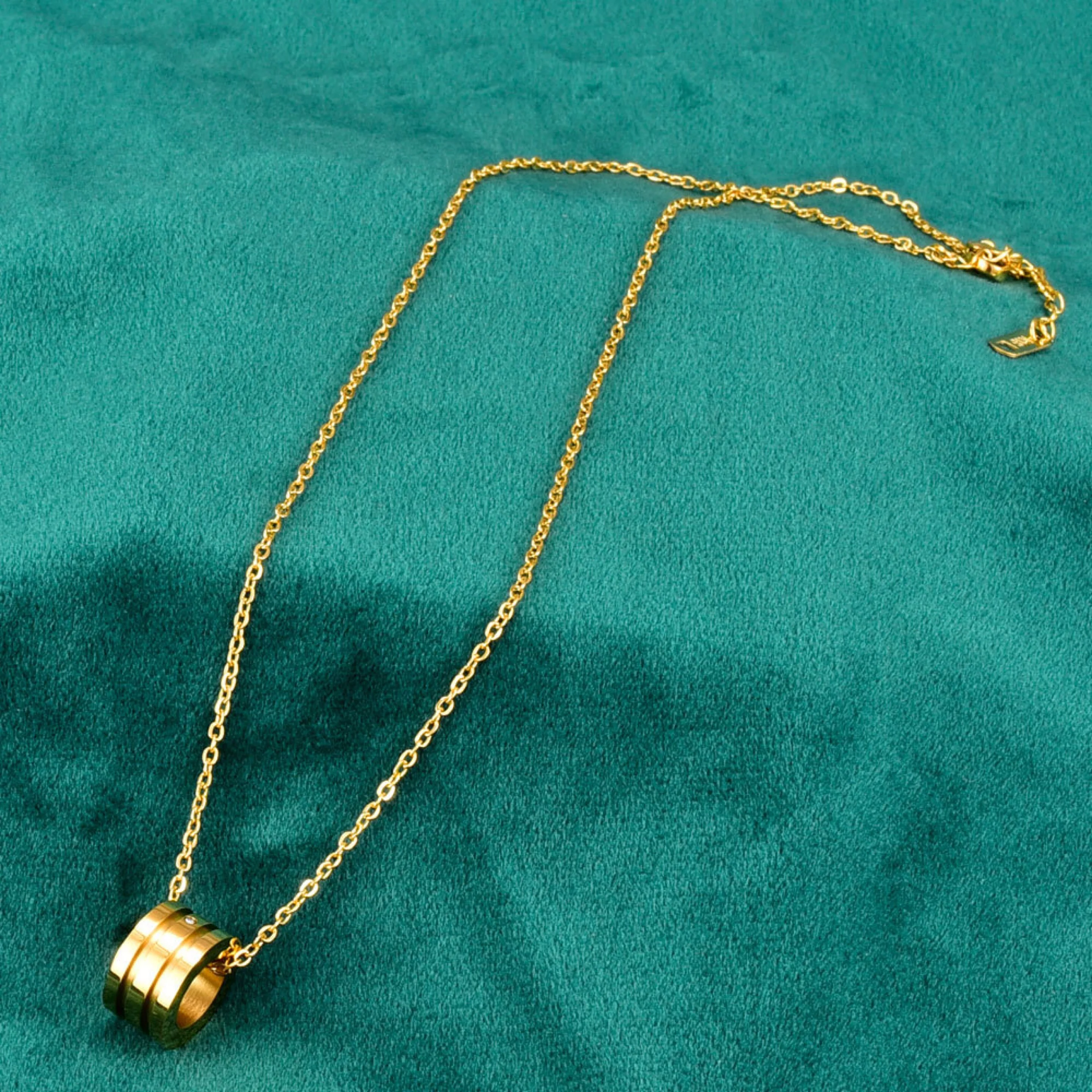 Чокер цилиндрический с двойным пазом маленький кулон золотистого цвета из