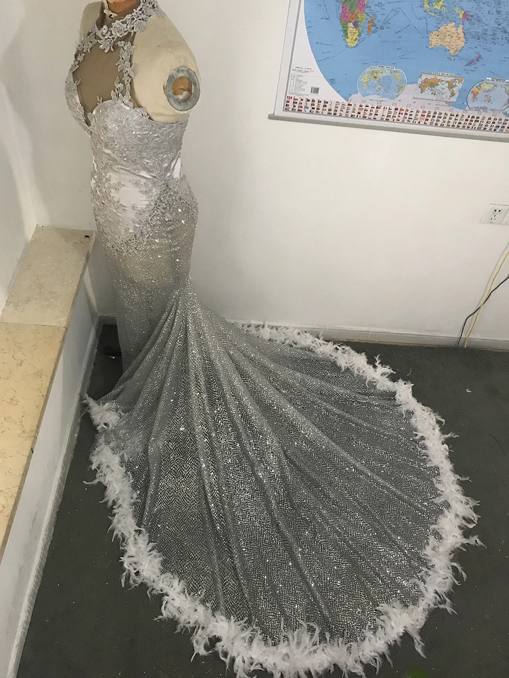 Фото Customized Rhinestones White Feather Dress Lady Birthday Celebrate Dress Nightclub Party Singer Costume Sexy Crystals feather №5