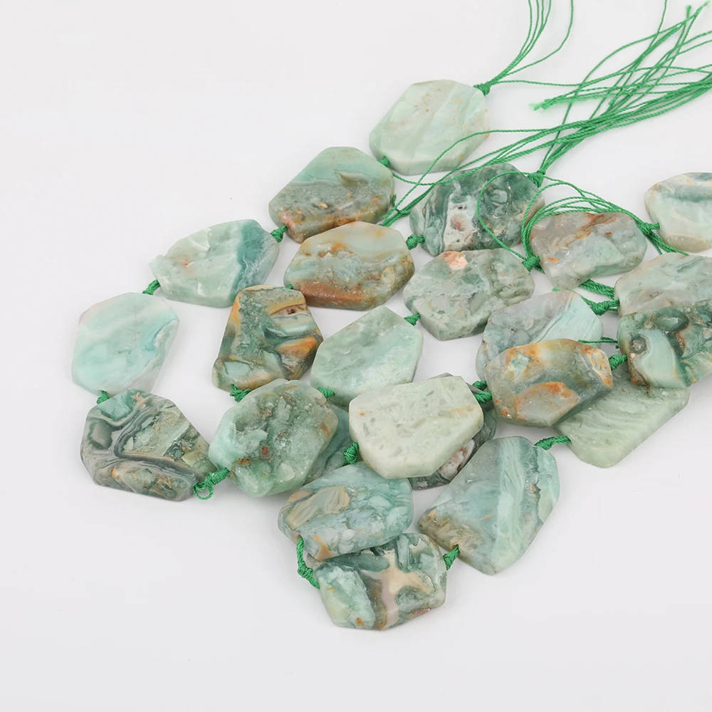 Около 10 шт. в нитке просверленные посередине натуральные зеленые яшмы кусок