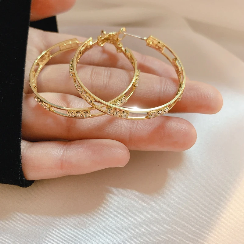 

Hollow big circle diamond earrings fashion Women high-end sense of temperament light luxury earrings