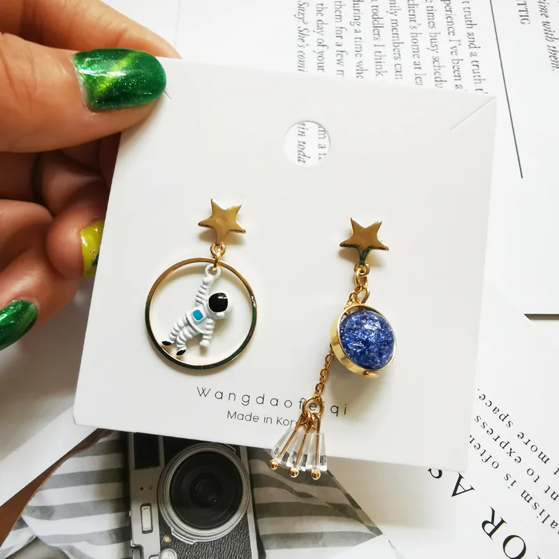 Женские серьги подвески в виде космонавта креативные с подвесками планеты и