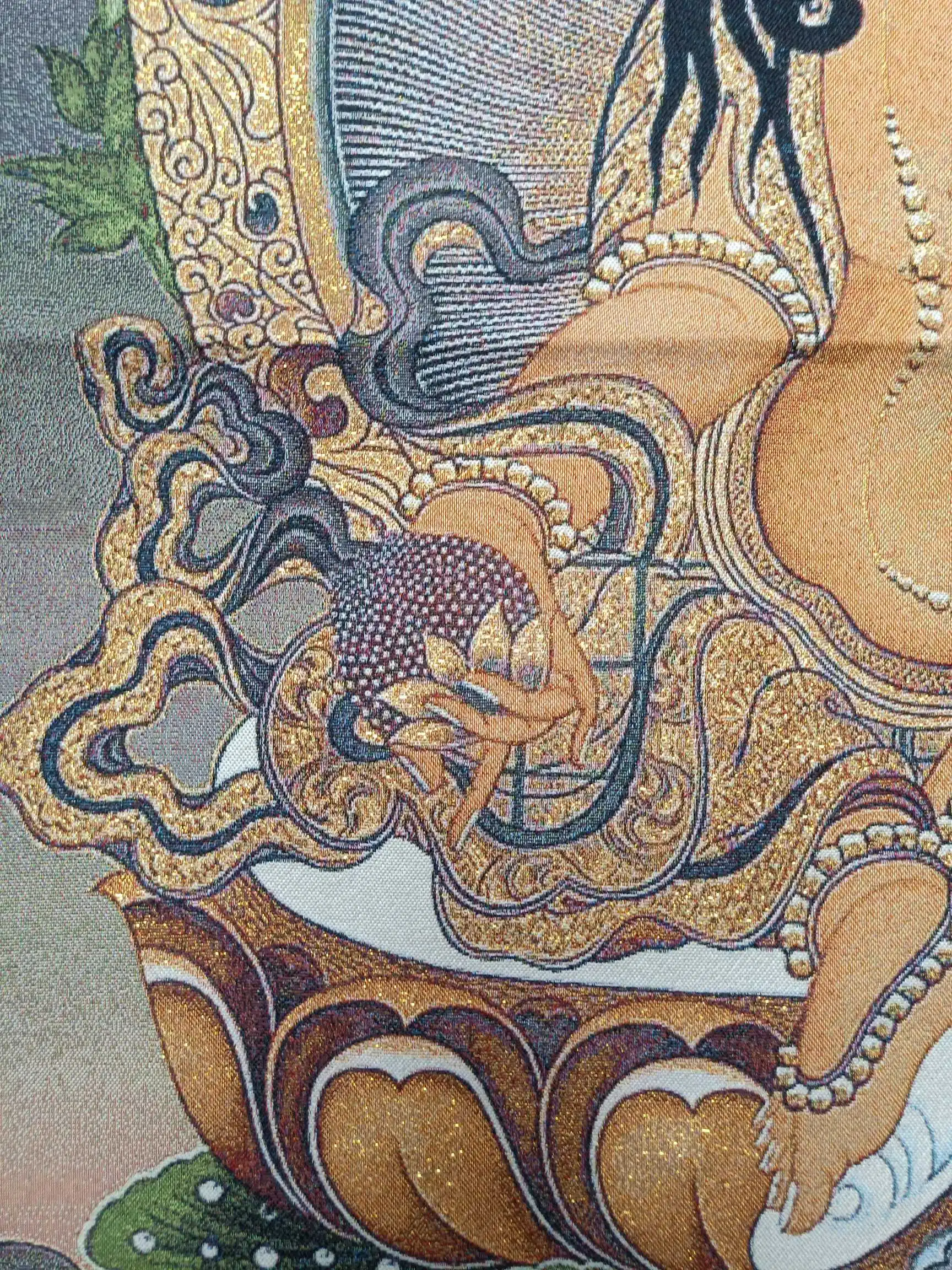 Тангка Тибетского буддизма с изображением желтого бога богатства Джамбхалы, вышитая на шелке.