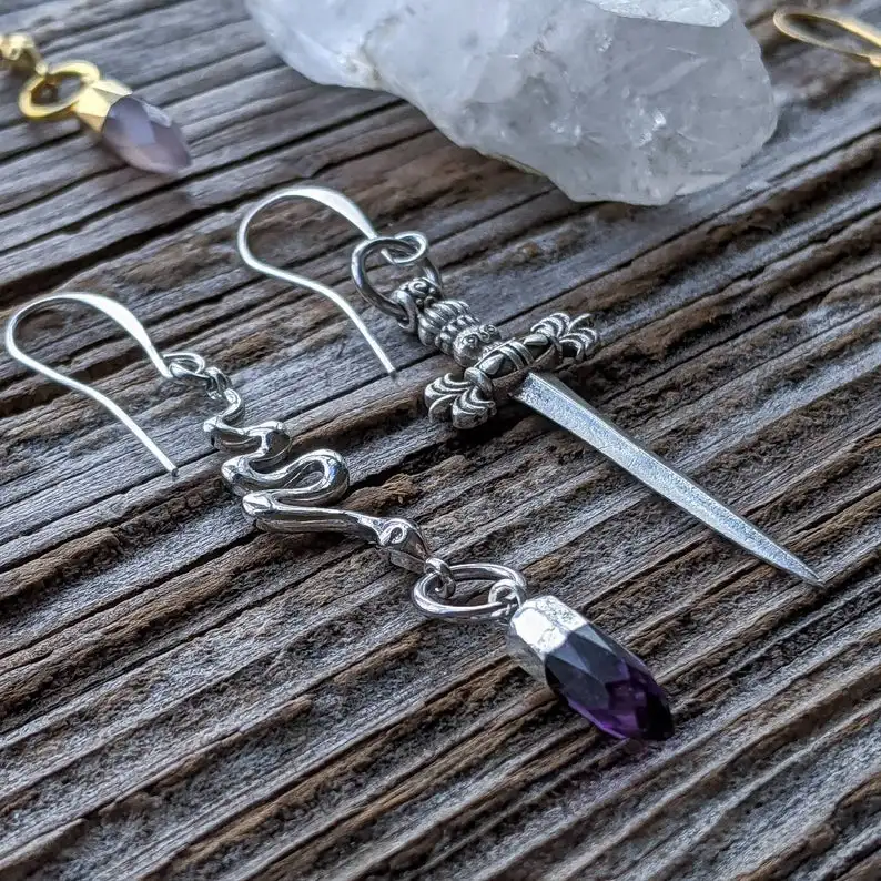 Фэнтези колдовство несоответствие серьги кинжал змея кристалл в готическом