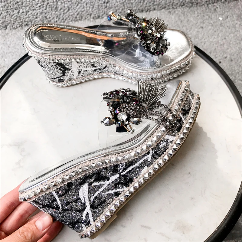 

2020 new Women Wedges Mules Rivets Sandals 10cm High Heels 4cm Platform Slides Glitter Slippers Retro Summer Crystal Shoes