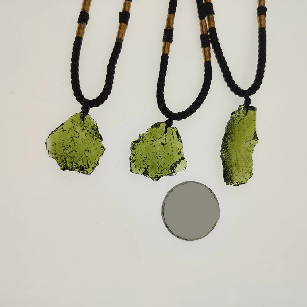 Нерегулярный натуральный кристалл энергетический камень кулон Изумрудный