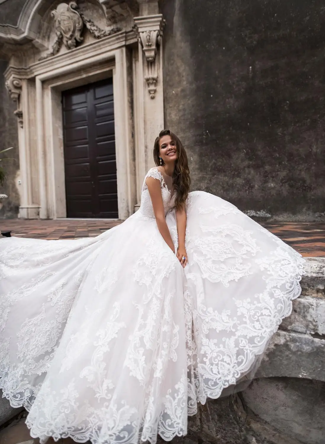 

Vintage Lace Bride Wedding Dresses 2019 Buttons Cover Back A Line Bridal Wedding Gowns Applique Floor Length Gown