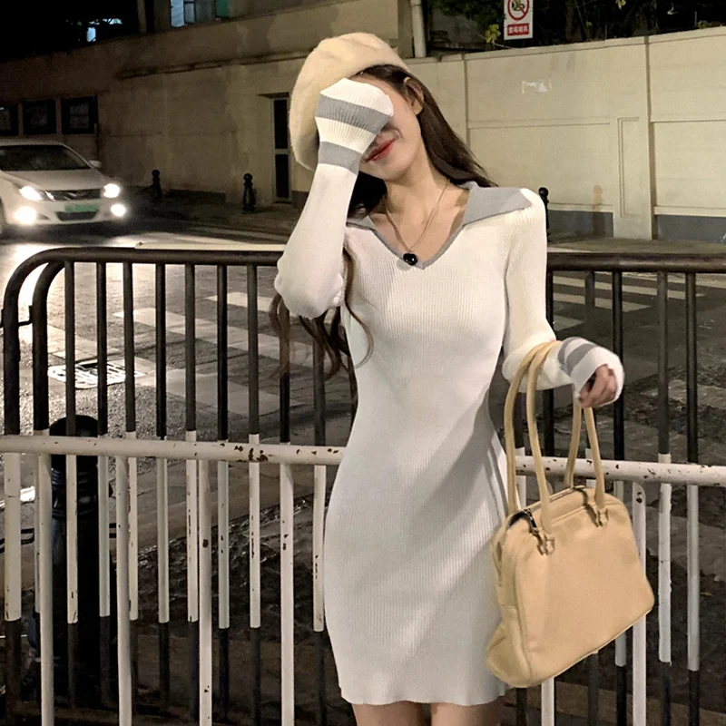 Женское трикотажное платье-футляр с V-образным вырезом и длинным рукавом |