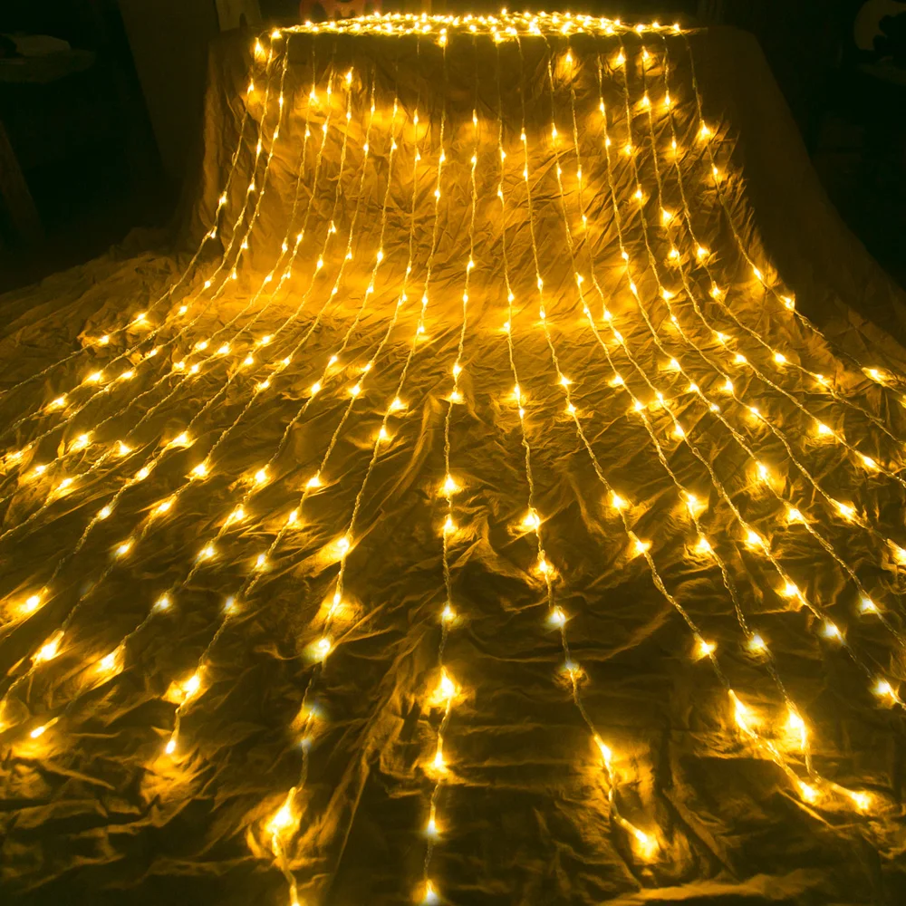 Светящаяся гирлянда-занавеска в виде сосулек с вилкой европейского стандарта