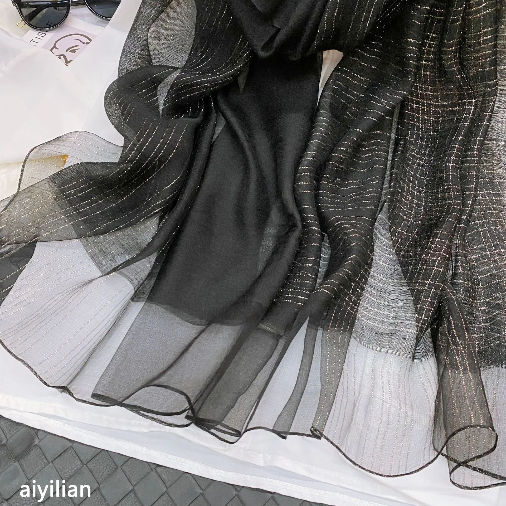 Женский шёлковый шарф из мягкой пашмины с золотой линией