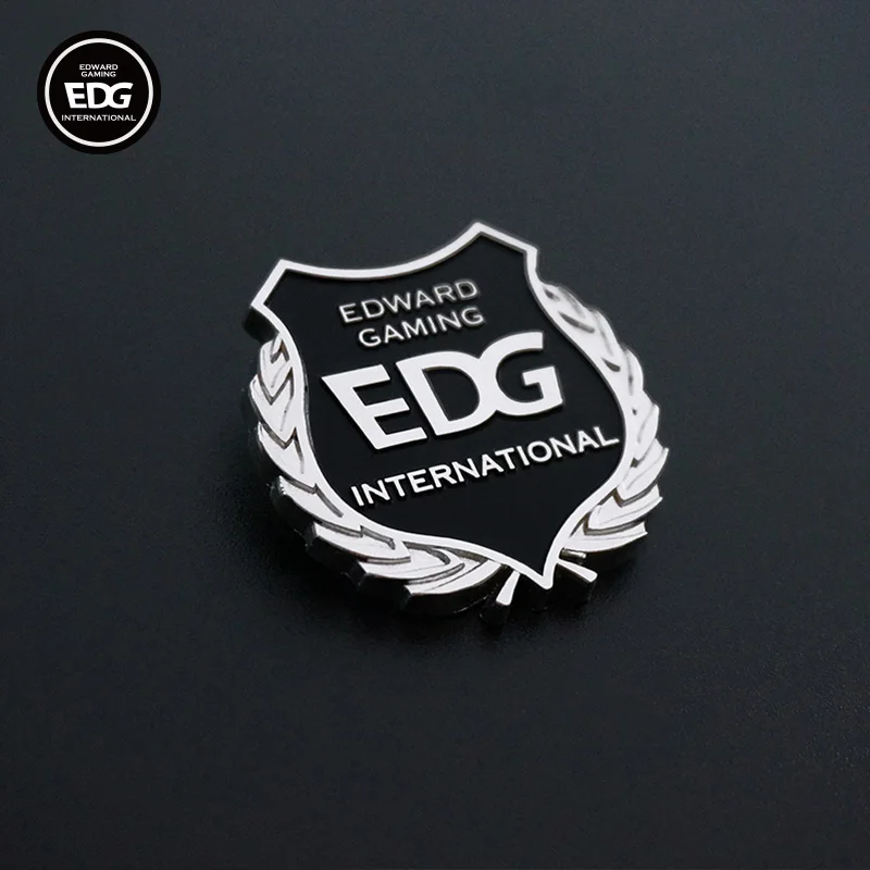 

EDG официальный металлический значок тренера Эдварда игр коллекция LOL Clearlove в том же стиле Доставка в начале декабря 2021 г.