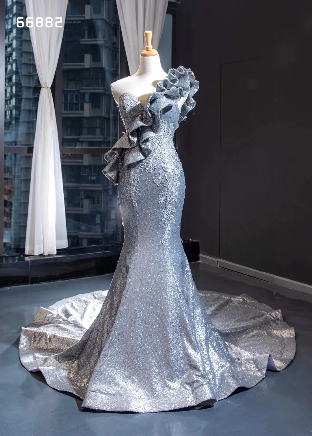 Размера плюс индивидуальный заказ оборками Топ серебристо-серый блестками