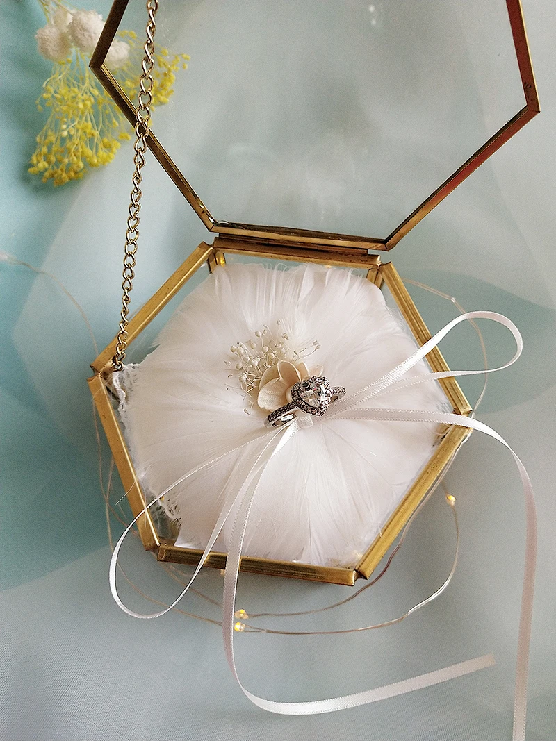 Стеклянная коробка для обручальных колец свадебных с белыми перьями в форме